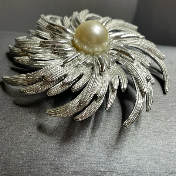 Sarah Coventry Pinwheel Large Silver Tone Metal Simulated Pearl Brooch 1960’s. - Picture 8 of 9
